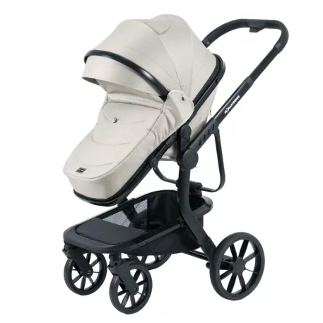 Kočárek Mama Kiddies Icon v béžové barvě se sportovní sedačkou a nánožníkem.