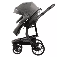 Kočárek Mama Kiddies Icon v šedé barvě se sportovní sedačkou.