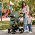Kočárek Mama Kiddies Icon v zelené barvě se sportovní sedačkou a nánožníkem.