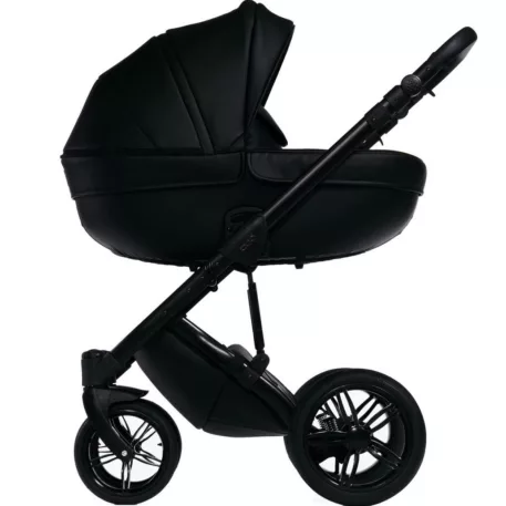 Kočárek Mama Kiddies Max 500 v černé barvě s korbičkou.