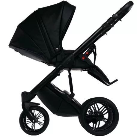 Sportovní kočárek Mama Kiddies Max 500 v černé barvě s nastavitelnou stříškou.