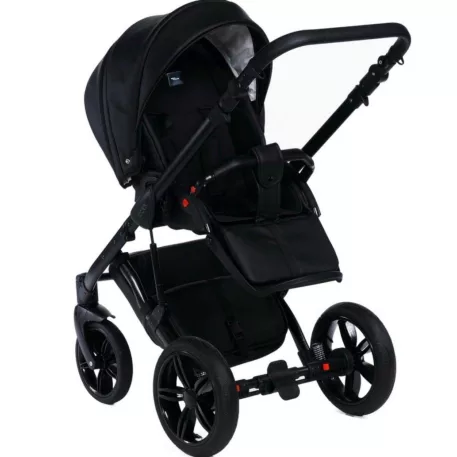 Kočárek Mama Kiddies Max 500 v černé barvě s polohovatelnou opěrkou zad.