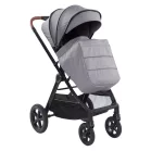 Kočárek Mama Kiddies PRIMO v šedé barvě se sportovní sedačkou a nánožníkem.