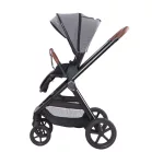 Kočárek Mama Kiddies PRIMO v šedé barvě se sportovní sedačkou a nánožníkem.