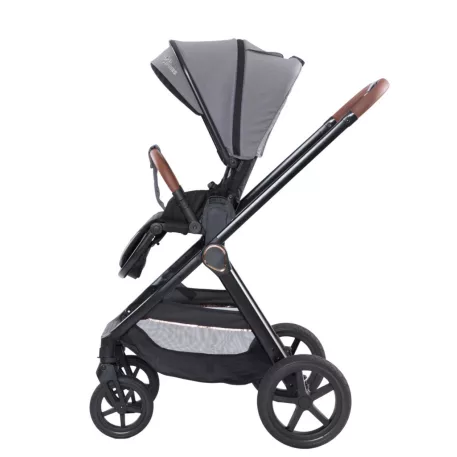 Kočárek Mama Kiddies PRIMO v šedé barvě se sportovní sedačkou a nánožníkem.