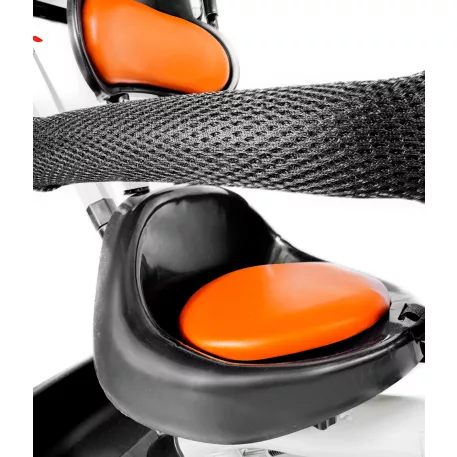 Dětská tříkolka MK H-Trike Harmony s otočným sedadlem o 360 stupňů, rodičovským madlem v červeno-bílé barvě + dárek